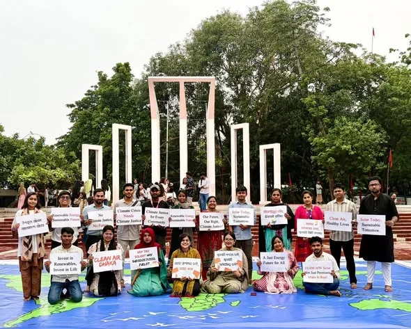 100 Young People Form a Human Map for Climate Justice at Central Shaheed Minar